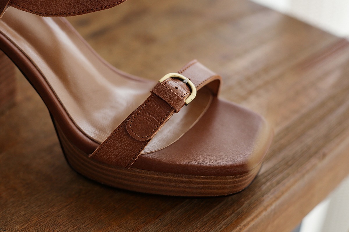 Alansa-brown-platform-sandals-for-petite-feet