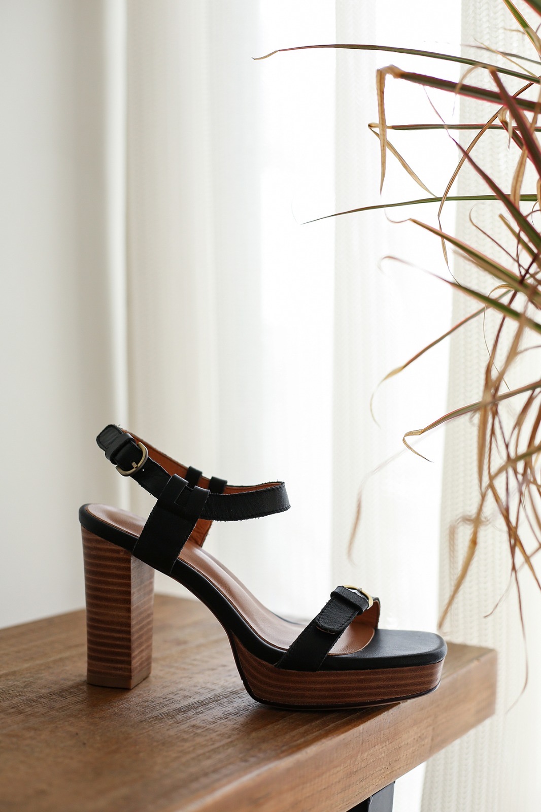 Alansa-petite-sandals-with-wood-heels