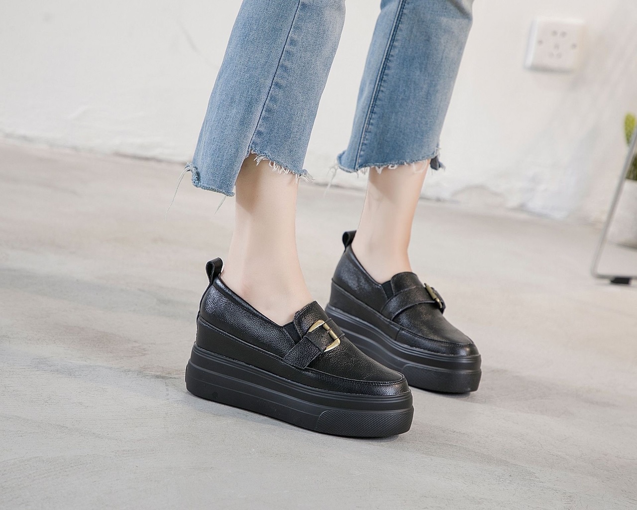 Agina-black-sneaker