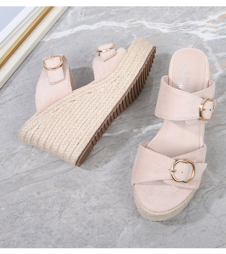 Hasp-small-feet-wedge-sandals